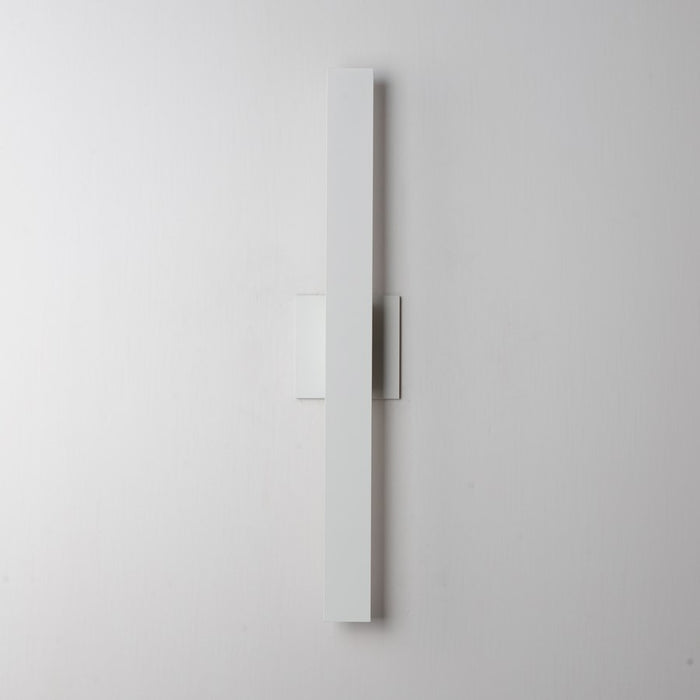 ET2 Lighting Alumilux 2Lt 5CCT 24" LED Outdoor Sconce, White